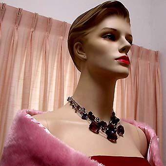 a beautiful vintage costume jewelry necklace unsigned