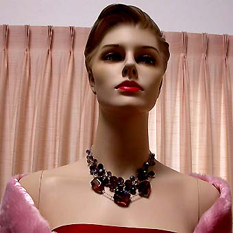 a beautiful vintage costume jewelry necklace unsigned