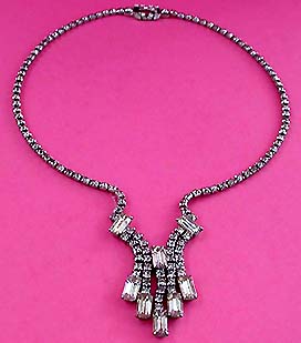 a beautiful vintage costume jewelry necklace unsigned