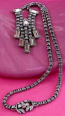 a beautiful vintage costume jewelry necklace unsigned