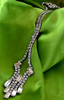 a beautiful vintage costume jewelry necklace unsigned