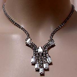 a beautiful vintage costume jewelry necklace unsigned