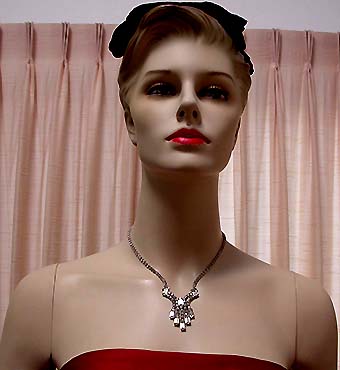 a beautiful vintage costume jewelry necklace unsigned