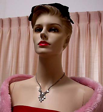 a beautiful vintage costume jewelry necklace unsigned