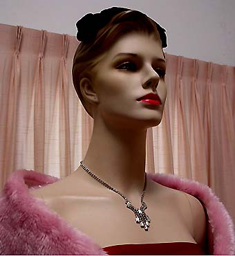 a beautiful vintage costume jewelry necklace unsigned