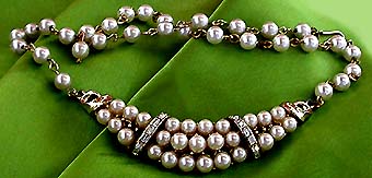a beautiful vintage costume jewelry necklace unsigned
