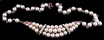 a beautiful vintage costume jewelry necklace unsigned