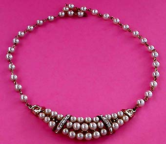 a beautiful vintage costume jewelry necklace unsigned