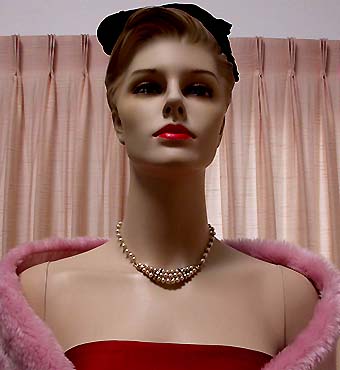 a beautiful vintage costume jewelry necklace unsigned