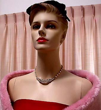 a beautiful vintage costume jewelry necklace unsigned