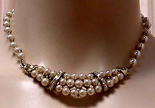 a beautiful vintage costume jewelry necklace unsigned