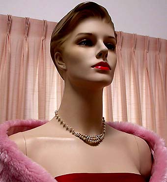 a beautiful vintage costume jewelry necklace unsigned