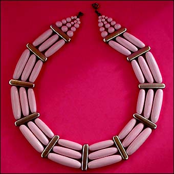 a beautiful vintage costume jewelry necklace unsigned