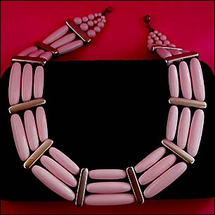a beautiful vintage costume jewelry necklace unsigned