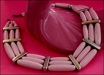 a beautiful vintage costume jewelry necklace unsigned