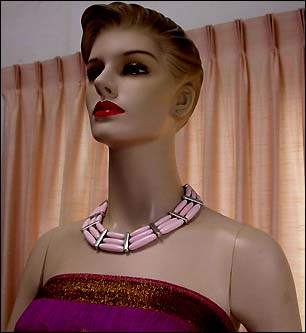 a beautiful vintage costume jewelry necklace unsigned