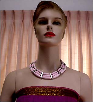 a beautiful vintage costume jewelry necklace unsigned