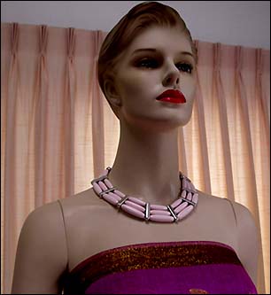 a beautiful vintage costume jewelry necklace unsigned