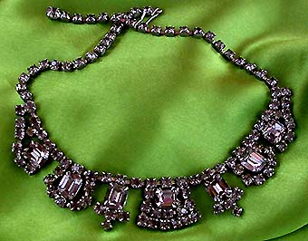 a beautiful vintage costume jewelry necklace unsigned
