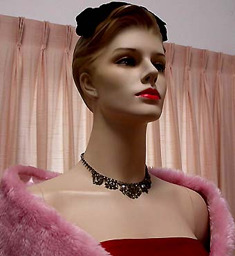 a beautiful vintage costume jewelry necklace unsigned