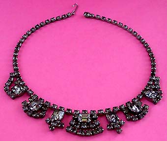 a beautiful vintage costume jewelry necklace unsigned