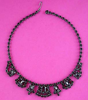 a beautiful vintage costume jewelry necklace unsigned