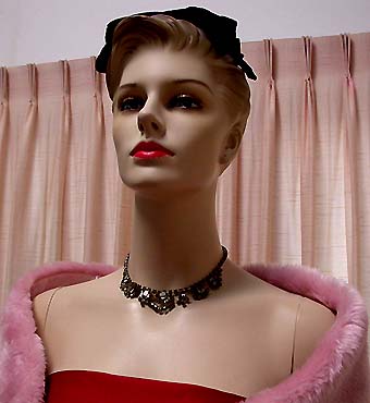 a beautiful vintage costume jewelry necklace unsigned