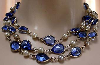 a beautiful vintage costume jewelry necklace unsigned