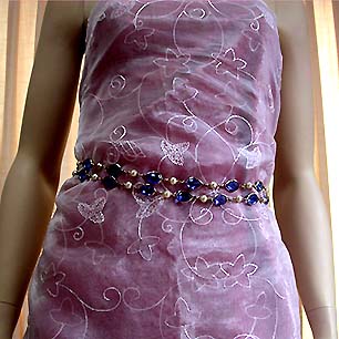 a beautiful vintage costume jewelry necklace unsigned