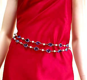 a beautiful vintage costume jewelry necklace unsigned