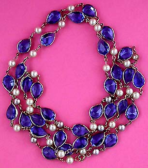 a beautiful vintage costume jewelry necklace unsigned