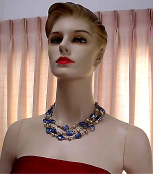 a beautiful vintage costume jewelry necklace unsigned