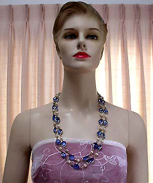 a beautiful vintage costume jewelry necklace unsigned
