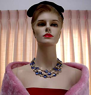 a beautiful vintage costume jewelry necklace unsigned