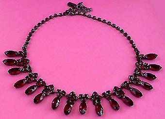 a beautiful vintage costume jewelry necklace unsigned
