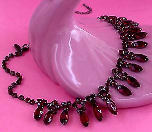 a beautiful vintage costume jewelry necklace unsigned