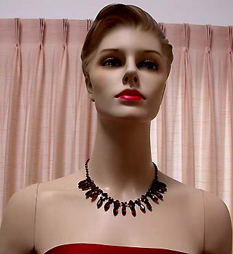 a beautiful vintage costume jewelry necklace unsigned