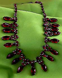 a beautiful vintage costume jewelry necklace unsigned