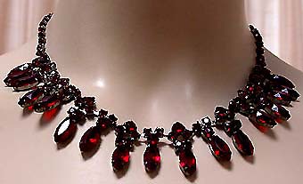 a beautiful vintage costume jewelry necklace unsigned
