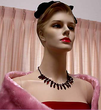 a beautiful vintage costume jewelry necklace unsigned