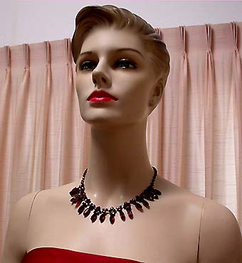 a beautiful vintage costume jewelry necklace unsigned