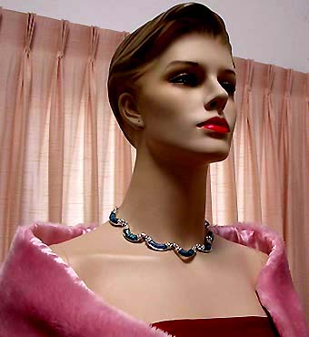 a beautiful vintage costume jewelry necklace unsigned