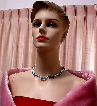 a beautiful vintage costume jewelry necklace unsigned