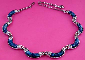 a beautiful vintage costume jewelry necklace unsigned