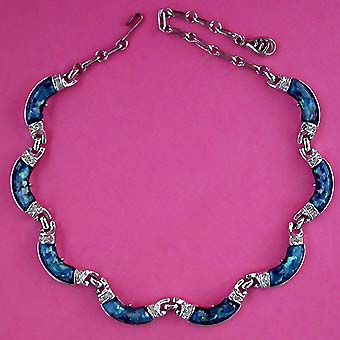 a beautiful vintage costume jewelry necklace unsigned