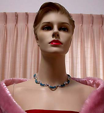 a beautiful vintage costume jewelry necklace unsigned