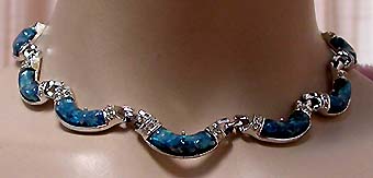 a beautiful vintage costume jewelry necklace unsigned