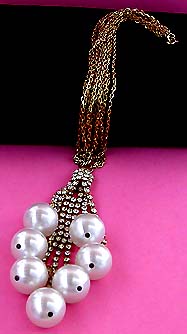 a beautiful vintage costume jewelry necklace unsigned