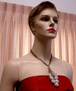 a beautiful vintage costume jewelry necklace unsigned