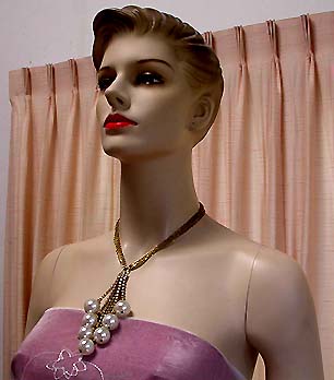 a beautiful vintage costume jewelry necklace unsigned